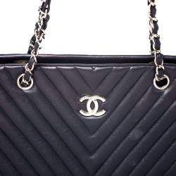 Pre Owned Chanel Black Chevron Quilted Leather Shoulder Bag