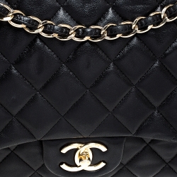 مملوكة مسبقًا حقيبة شانيل قلاب مزدوج كلاسيك جامبو جلد مبطنة زرقاء