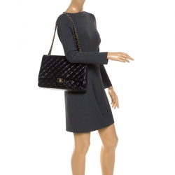 مملوكة مسبقًا حقيبة شانيل قلاب مزدوج كلاسيك جامبو جلد مبطنة زرقاء