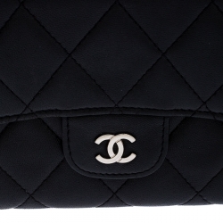 مملوكة مسبقًا محفظة شانيل قلاب كلاسيك جلد مبطنة سوداء