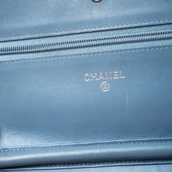 مملوكة مسبقًا حقيبة كلتش شانيل تايمليس WOC جلد زرقاء سماوية مبطنة بسلسلة