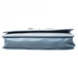 مملوكة مسبقًا حقيبة كلتش شانيل تايمليس WOC جلد زرقاء سماوية مبطنة بسلسلة