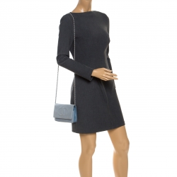 مملوكة مسبقًا حقيبة كلتش شانيل تايمليس WOC جلد زرقاء سماوية مبطنة بسلسلة