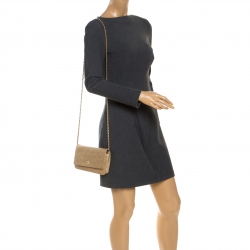 مملوكة مسبقًا حقيبة كلتش شانيل WOC جلد أحمر مبطن بسلسلة