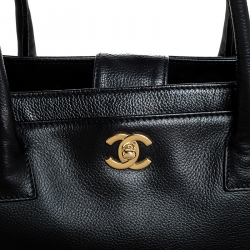 Pre Owned حقيبة يد شانيل سيرف إكساكاتيف كبيرة جلد كافيار سوداء