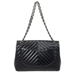 مملوكة مسبقًا Chanel Black Quilted Leather Chevron Jumbo Flap Bag