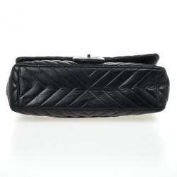 مملوكة مسبقًا Chanel Black Quilted Leather Chevron Jumbo Flap Bag