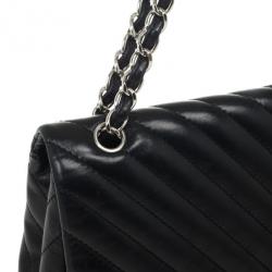 مملوكة مسبقًا Chanel Black Quilted Leather Chevron Jumbo Flap Bag