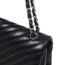 مملوكة مسبقًا Chanel Black Quilted Leather Chevron Jumbo Flap Bag