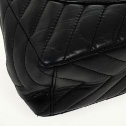 مملوكة مسبقًا Chanel Black Quilted Leather Chevron Jumbo Flap Bag