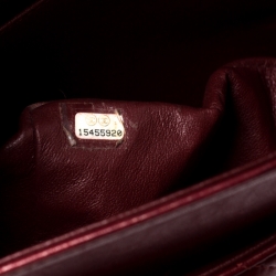 مملوكة مسبقًا حقيبة شانيل ماكسي كلاسيك جلد أحمر لامع مبطن بقلاب مزدوج