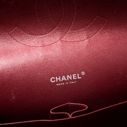 مملوكة مسبقًا حقيبة شانيل ماكسي كلاسيك جلد أحمر لامع مبطن بقلاب مزدوج