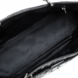 مملوكة مسبقًا Chanel Black Quilted Caviar Patent Leather Shopper Tote