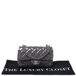 مملوكة مسبقًا حقيبة شانيل ميني قلاب جلد لامع مبطنة رمادية