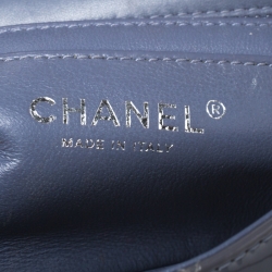 مملوكة مسبقًا حقيبة شانيل ميني قلاب جلد لامع مبطنة رمادية