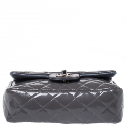 مملوكة مسبقًا حقيبة شانيل ميني قلاب جلد لامع مبطنة رمادية