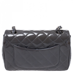 مملوكة مسبقًا حقيبة شانيل ميني قلاب جلد لامع مبطنة رمادية