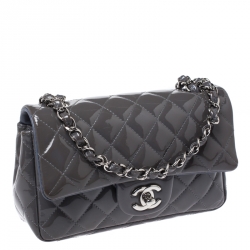 مملوكة مسبقًا حقيبة شانيل ميني قلاب ج لد لامع مبطنة رمادية