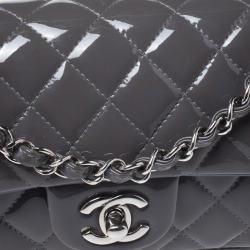 مملوكة مسبقًا حقيبة شانيل ميني قلاب جلد لامع مبطنة رمادية