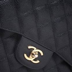 Pre Owned حقيبة شانيل جامبو كلاسيك جلد كافيار أسود مبطن بقلاب مزدوج