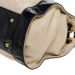 مملوكة مسبقًا حقيبة شانيل جلد بيج/أسود مبطن بسلسلة