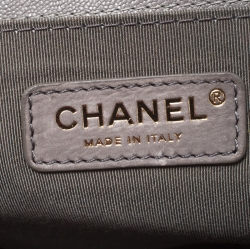 مملوكة مسبقًا حقيبة شانيل بوي بقلاب جلد كافيار رصاصية متوسطة