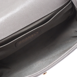 مملوكة مسبقًا حقيبة شانيل بوي بقلاب جلد كافيار رصاصية متوسطة