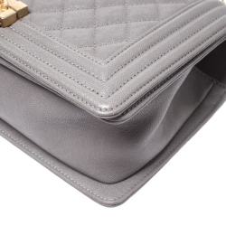 مملوكة مسبقًا حقيبة شانيل بوي بقلاب جلد كافيار رصاصية متوسطة