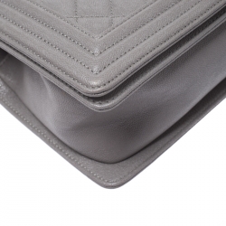 مملوكة مسبقًا حقيبة شانيل بوي بقلاب جلد كافيار رصاصية متوسطة