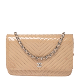 مملوكة مسبقًا حقيبة كلتش شانيل "WOC" نمط متعرج كلاسيك جلد لامع بيج