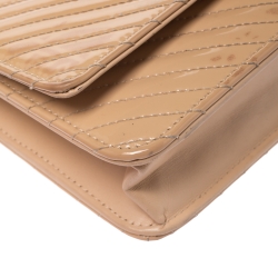 مملوكة مسبقًا حقيبة كلتش شانيل "WOC" نمط متعرج كلاسيك جلد لامع بيج