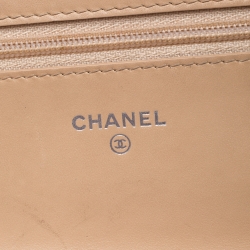 مملوكة مسبقًا حقيبة كلتش شانيل "WOC" نمط متعرج كلاسيك جلد لامع بيج