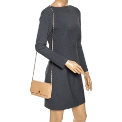 مملوكة مسبقًا حقيبة كلتش شانيل "WOC" نمط متعرج كلاسيك جلد لامع بيج