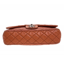 مملوكة مسبقًا حقيبة شانيل قلاب مزدوج كلاسيك متوسطة جلد مبطنة برتقالية