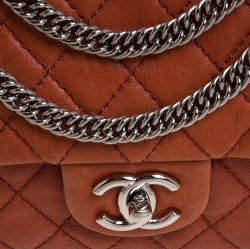 مملوكة مسبقًا حقيبة شانيل قلاب مزدوج كلاسيك متوسطة جلد مبطنة برتقالية