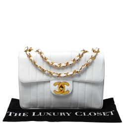 Pre Owned حقيبة شانيل "جامبو فينتدج كلاسيك" قلاب واحد جلد مبطن نمط عمودي أبيض