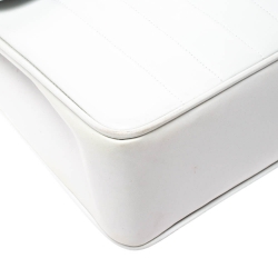 Pre Owned حقيبة شانيل "جامبو فينتدج كلاسيك" قلاب واحد جلد مبطن نمط عمودي أبيض