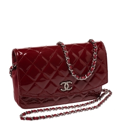 مملوكة مسبقًا Chanel Red Quilted Patent Leather Brilliant WOC Clutch Bag