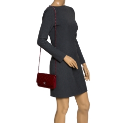 مملوكة مسبقًا Chanel Red Quilted Patent Leather Brilliant WOC Clutch Bag