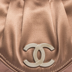 مملوكة مسبقًا Chanel Nude Beige Satin Half Moon CC Interlocking Flap Clutch