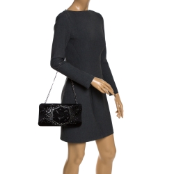 مملوكة مسبقًا حقيبة كلتش شانيل مزخرفة ستراس و زهرة كاميليا سلسلة ساتان أسود