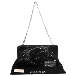 مملوكة مسبقًا حقيبة كلتش شانيل مزخرفة ستراس و زهرة كاميليا سلسلة ساتان أسود