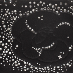 مملوكة مسبقًا حقيبة كلتش شانيل مزخرفة ستراس و زهرة كاميليا سلسلة ساتان أسود