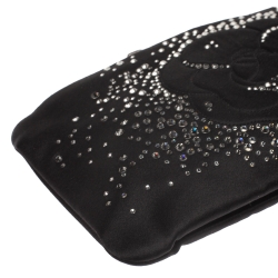 مملوكة مسبقًا حقيبة كلتش شانيل مزخرفة ستراس و زهرة كاميليا سلسلة ساتان أسود