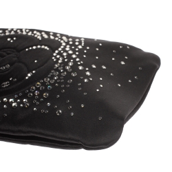 مملوكة مسبقًا حقيبة كلتش شانيل مزخرفة ستراس و زهرة كاميليا سلسلة ساتان أسود