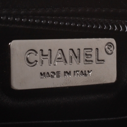 مملوكة مسبقًا حقيبة كلتش شانيل مزخرفة ستراس و زهرة كاميليا سلسلة ساتان أسود