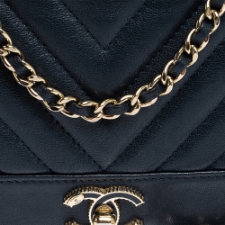 Pre Owned محفظة بسلسلة شانيل جلد شيفرون أزرق كلحي قفل مادموزيل