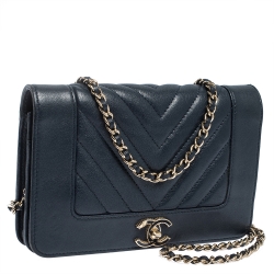 Pre Owned محفظة بسلسلة شانيل جلد شيفرون أزرق كلحي قفل مادموزيل