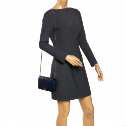 Pre Owned محفظة بسلسلة شانيل جلد شيفرون أزرق كلحي قفل مادموزيل