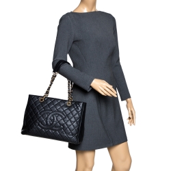 مملوكة مسبقًا حقيبة شانيل غراند شوبنغ جلد كافيار أسود مبطن